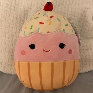 Clara the cupcake squishmallow